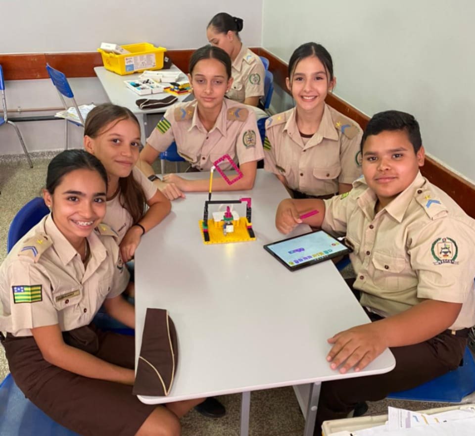 Estudantes de colégio militar participam da Olimpíada Brasileira de Robótica