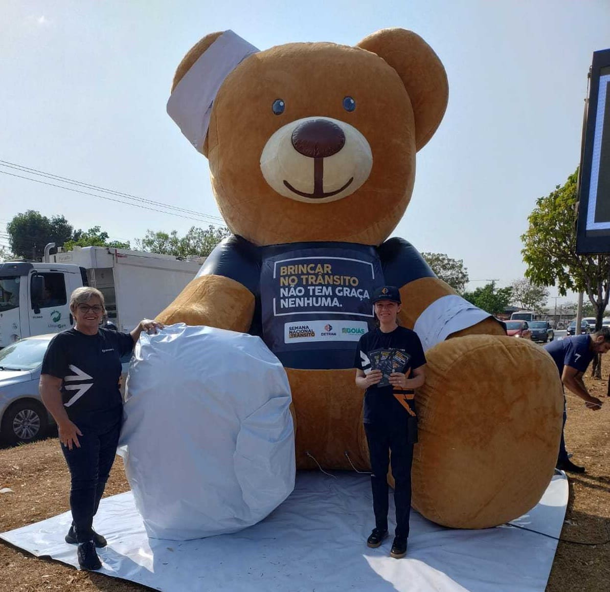 Semana Nacional de Trânsito tem ação educativa com urso gigante