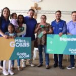 Goiás Social entrega cartões do Mães de Goiás e Dignidade em municípios do interior