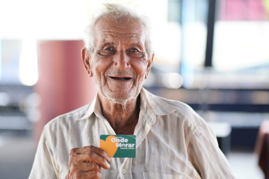 Famílias do Nordeste Goiano recebem cartões do Aluguel Social