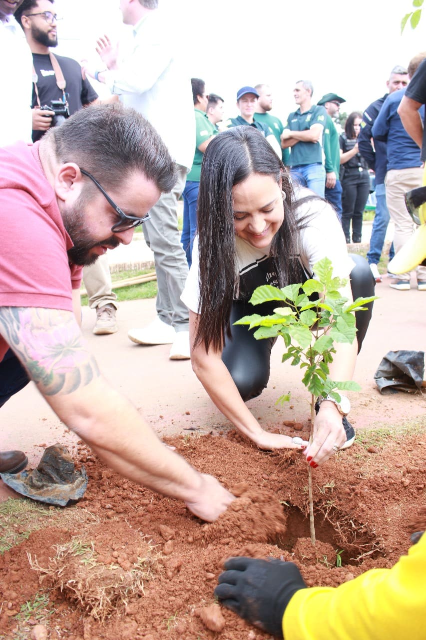 Águas Lindas abre Virada Ambiental com plantio de árvores