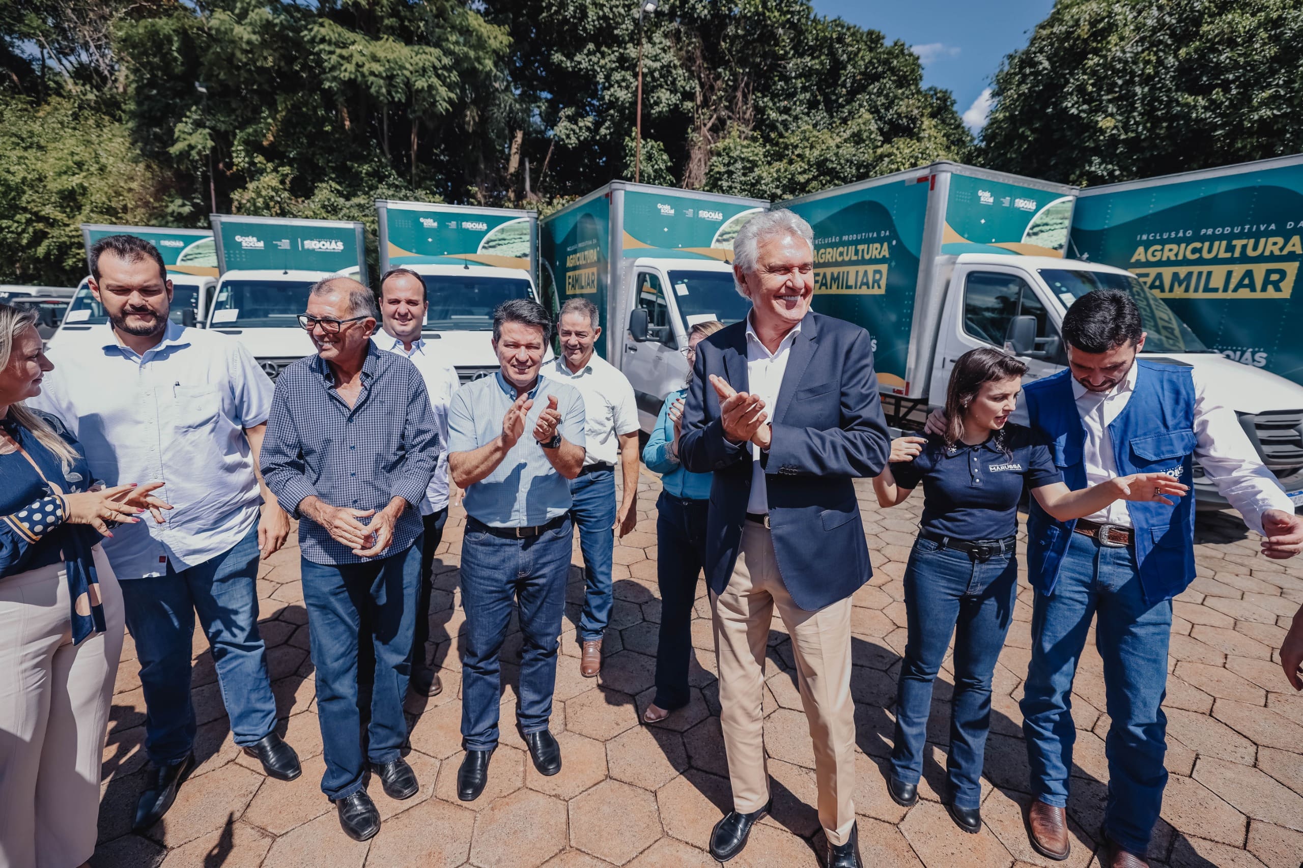 Caiado entrega benefícios à agricultura familiar