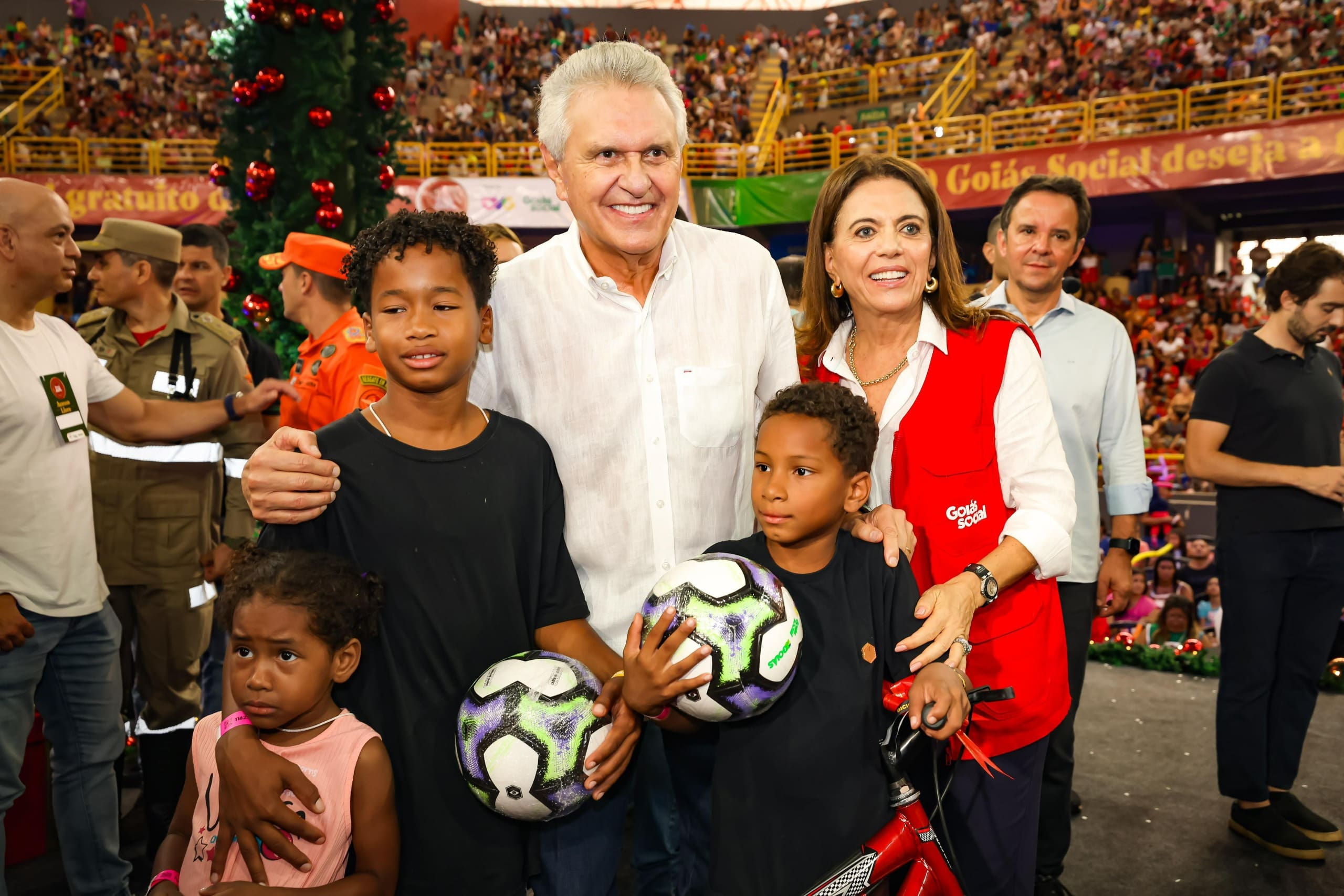 Natal do Bem entrega mais de 20 mil brinquedos em mega festa no Goiânia Arena