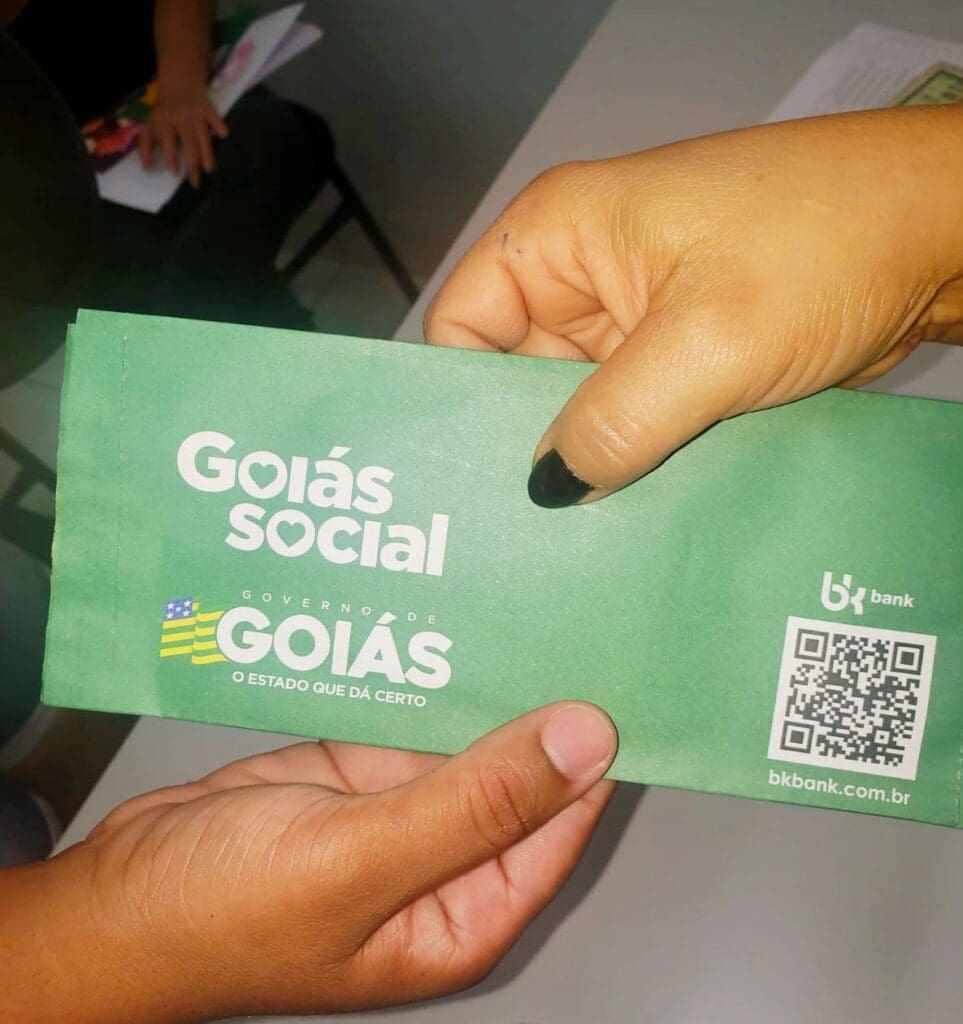 Goiás Social entrega cartões do Goiás Por Elas em três municípios