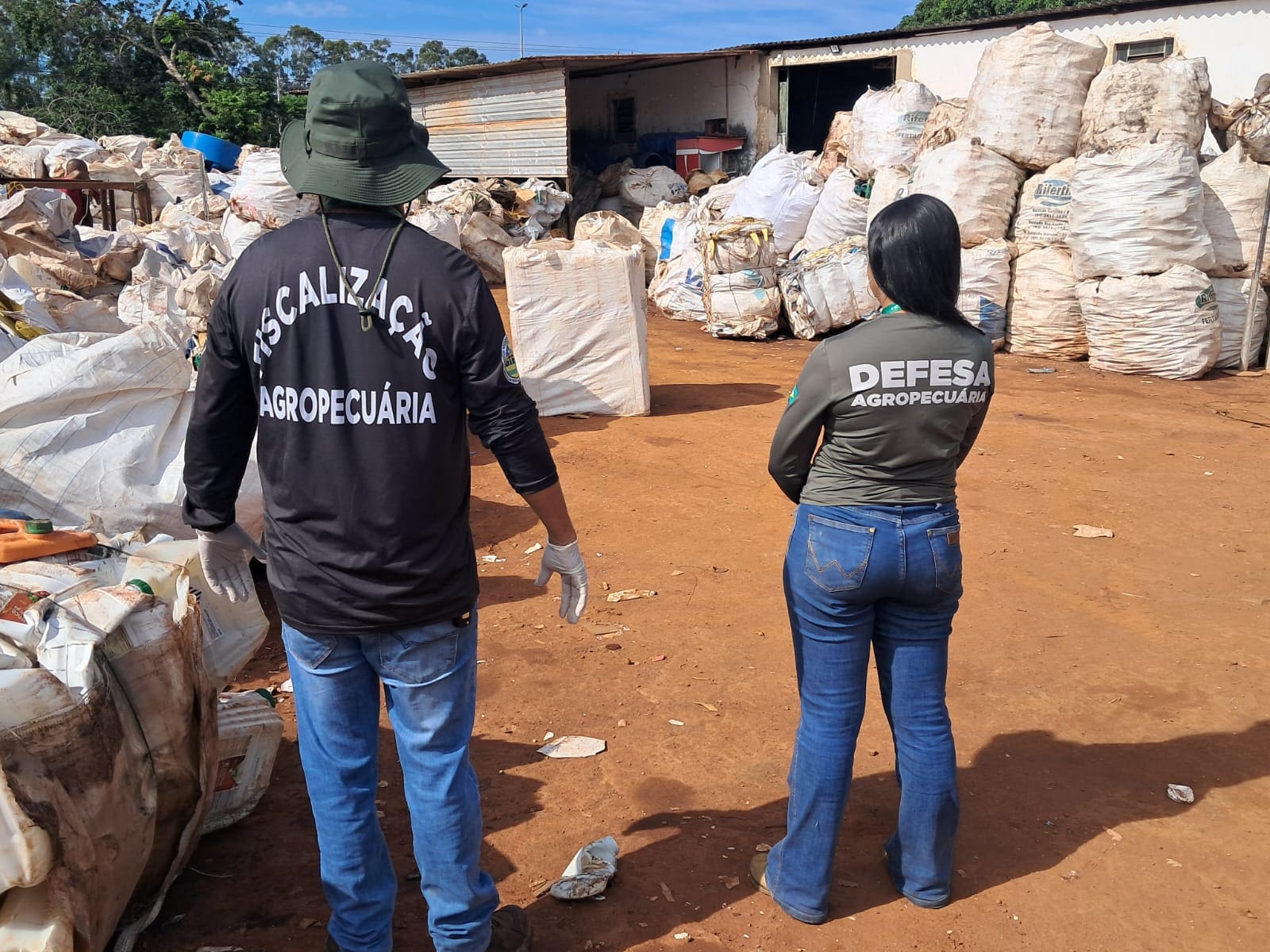 Agrodefesa apreende 10 mil embalagens de agrotóxicos armazenadas de forma irregular