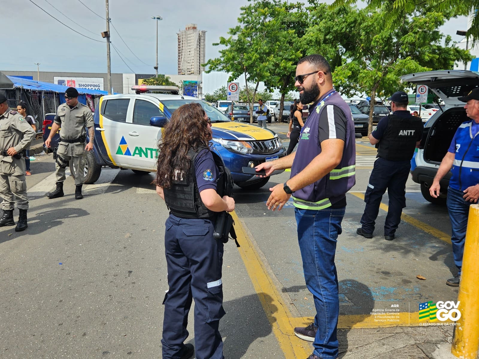 Operação da AGR e ANTT autua 15 aliciadores de passageiros na rodoviária de Goiânia