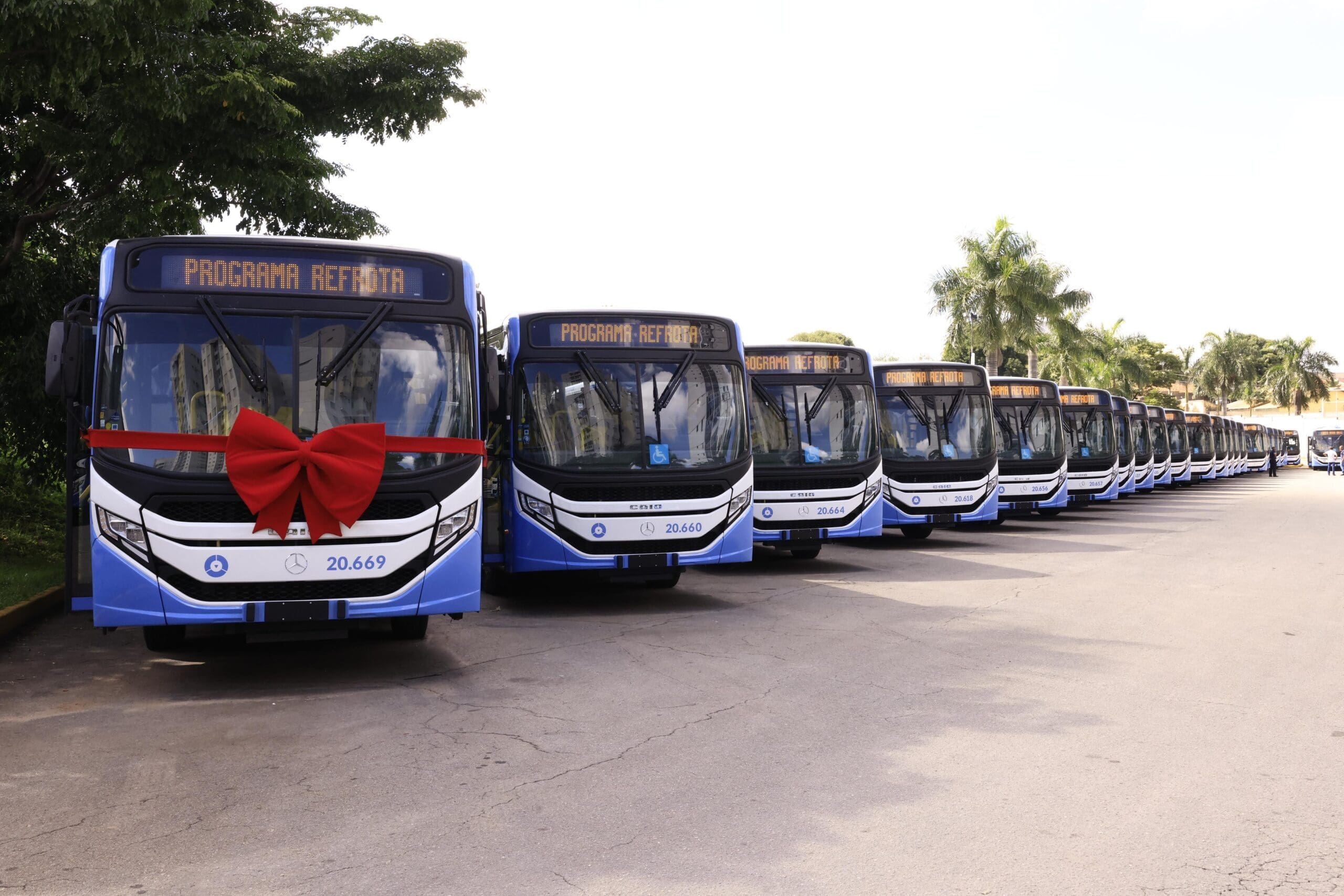 Governo de Goiás entrega  46 novos ônibus