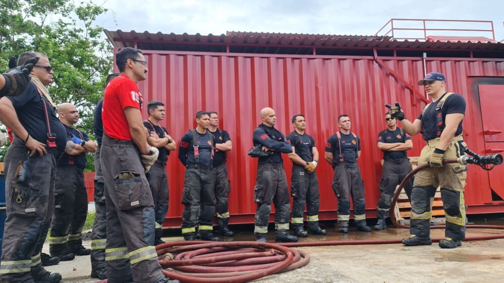 Bombeiros recebem novo simulador para treinamento de combate a incêndios