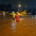 Bombeiros socorrem vítimas de alagamento na  Vila Maria Rosa, em Goiânia