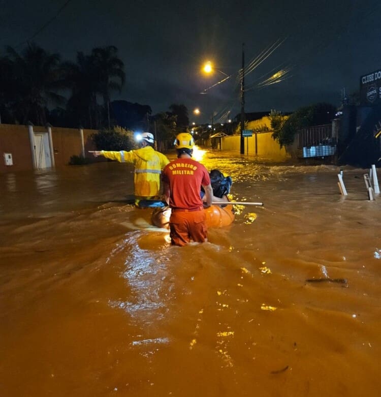 Bombeiros socorrem vítimas de alagamento na  Vila Maria Rosa, em Goiânia