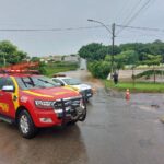 Bombeiros atendem ocorrência de enchente em Calatão