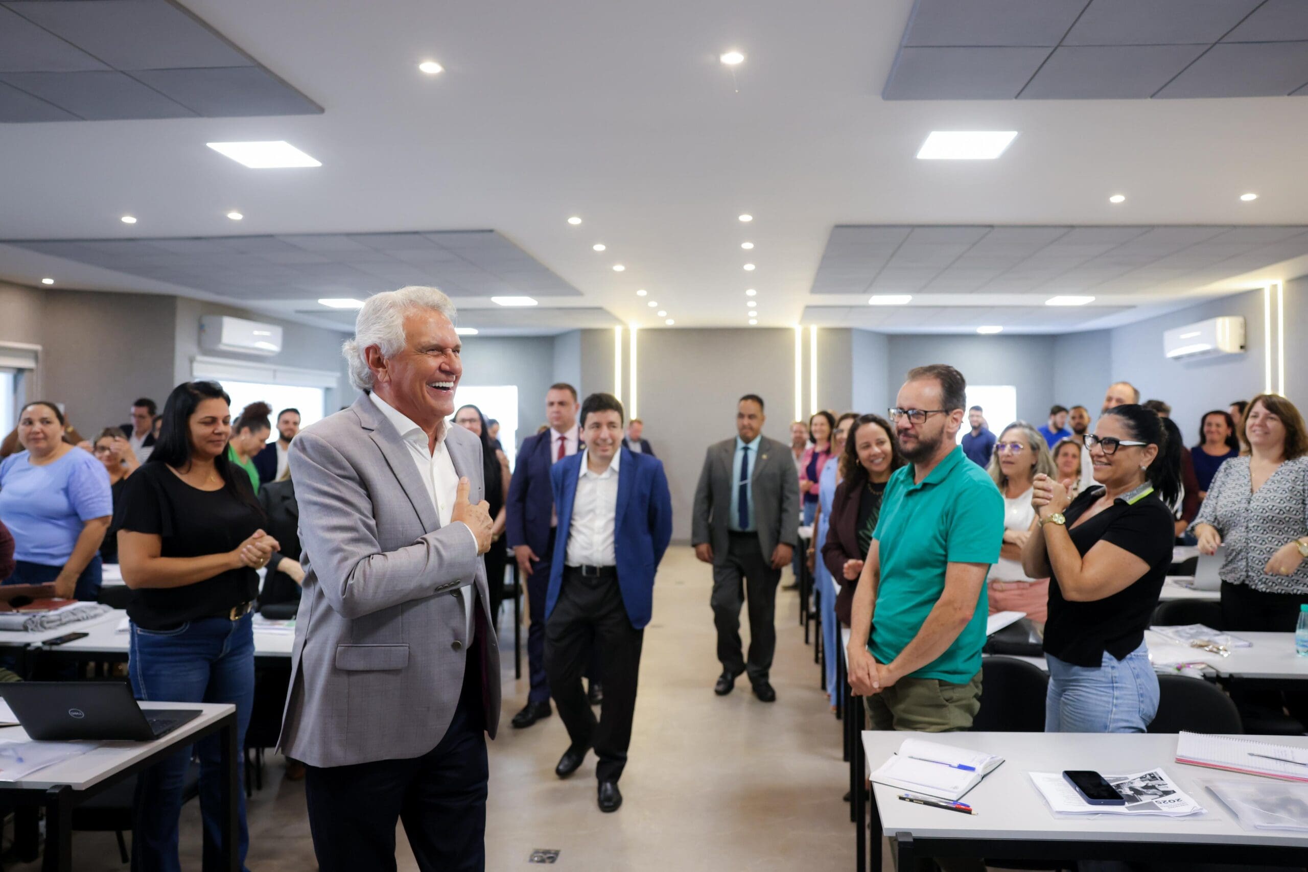 Goiás concede piso nacional para professores da rede estadual