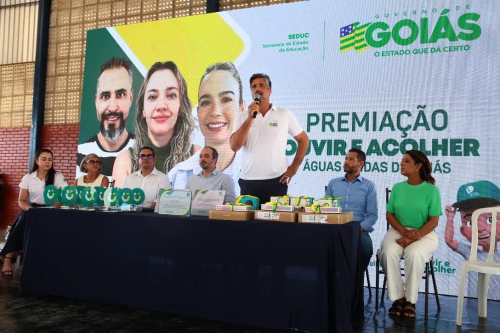 Goiás premia escolas e professores pelo Programa Ouvir e Acolher