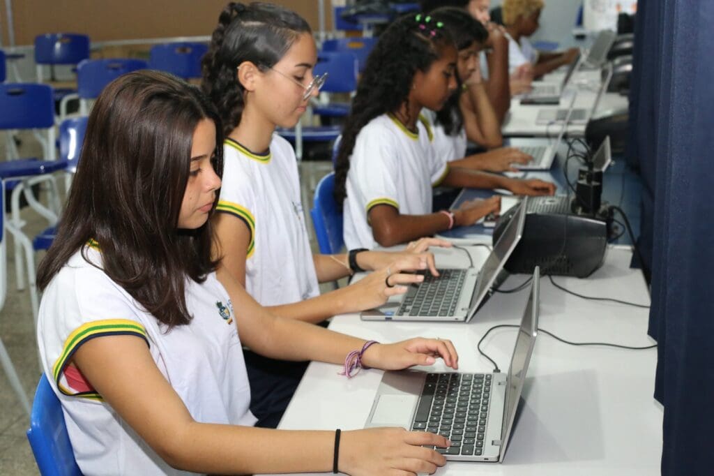 Com mais 60 mil Chromebooks, Goiás amplia inclusão digital