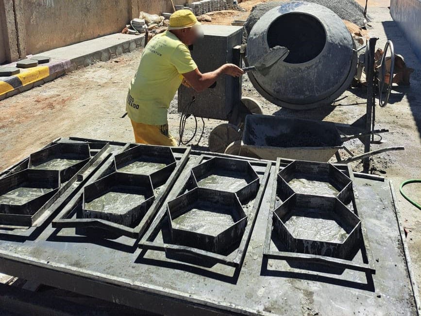 Reeducandos do Complexo Prisional reutilizam materiais na produção de peças de concreto