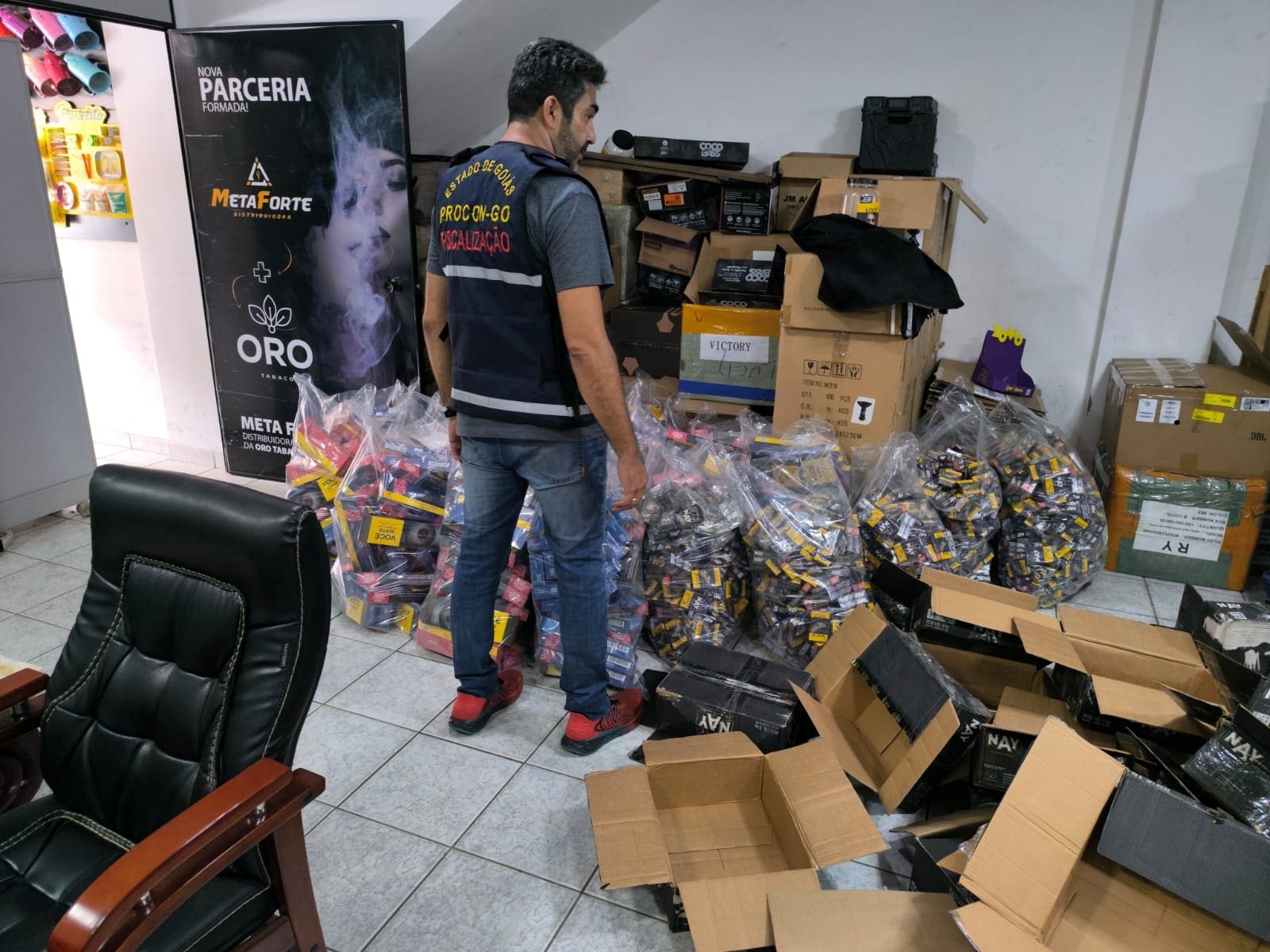 Procon apreende mais de 26 mil produtos vencidos em distribuidora de Goiânia