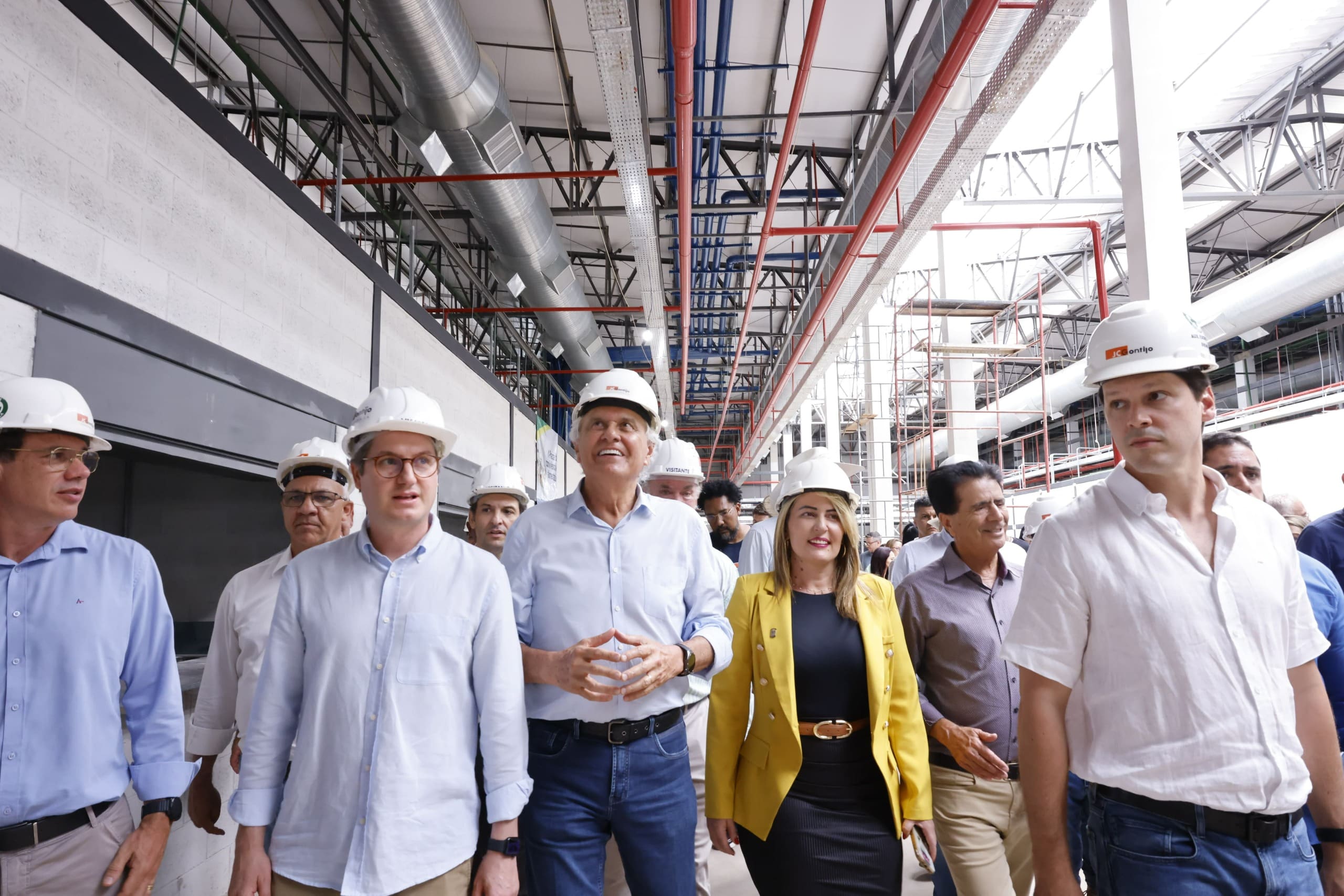 Caiado vistoria obras do Mercadão de Águas Lindas de Goiás