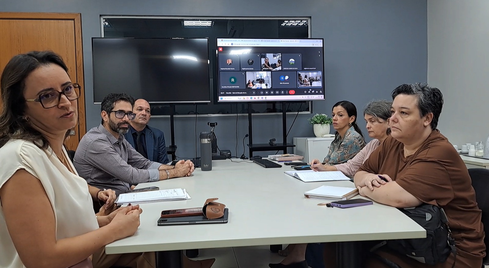 Saúde reativa Sala de Situação de Arboviroses para monitorar casos de dengue