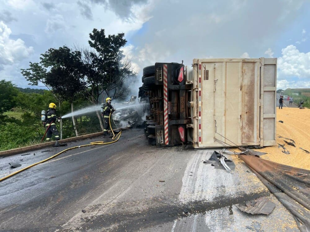 Bombeiros atuam em acidente na GO-326