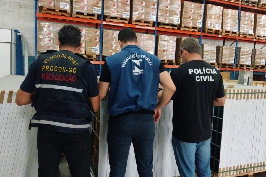 Procon apreende mais de 5,3 mil placas solares com registro suspenso