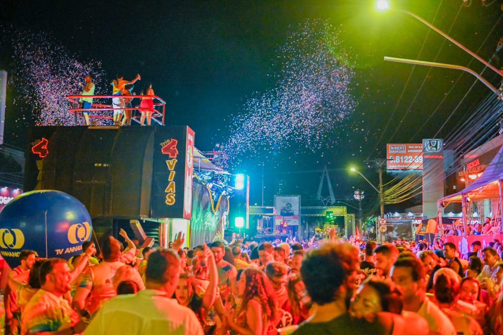 Saúde distribui preservativos e autotestes de HIV na folia de Carnaval