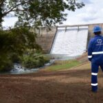 Por que o fornecimento de água é prejudicado quando falta energia?