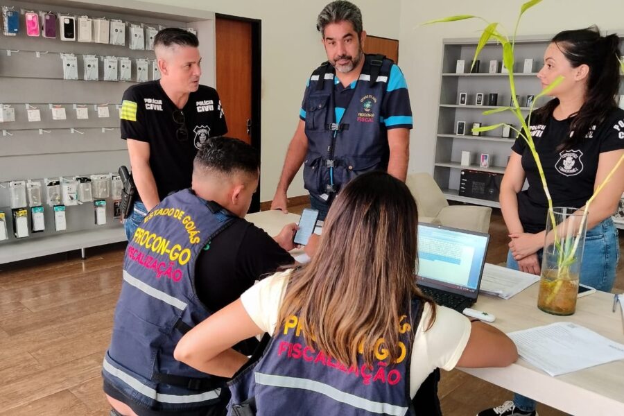 Procon e Decon autuam loja de celulares na capital