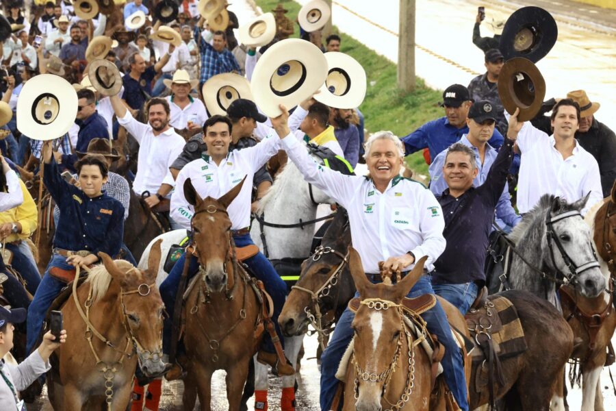 Caiado e Daniel Vilela prestigiam cavalgada do 2º Encontro de Comitivas de Goiás
