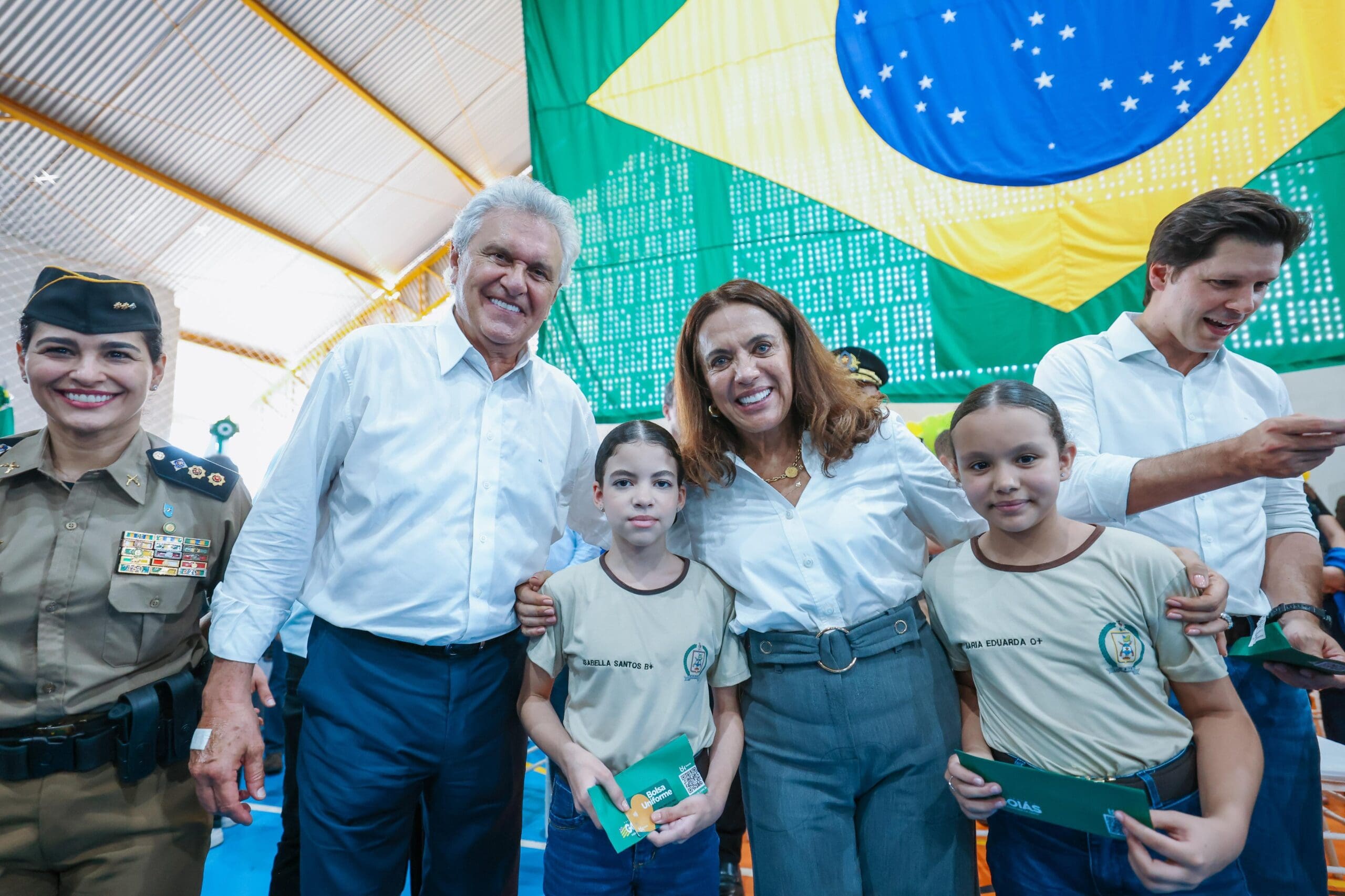 Bolsa Uniforme: 17,6 mil estudantes de CEPMGs recebem novos cartões