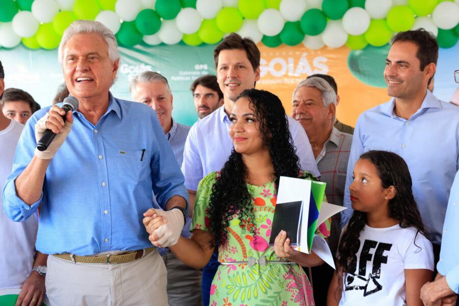 Caiado entrega 42 casas a custo zero em Bela Vista de Goiás