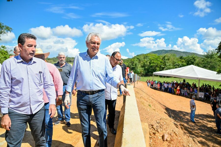 Caiado entrega obras no Vale de São Patrício