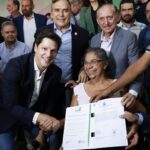 Estado e prefeitura entregam 700 escrituras a famílias de Goiânia