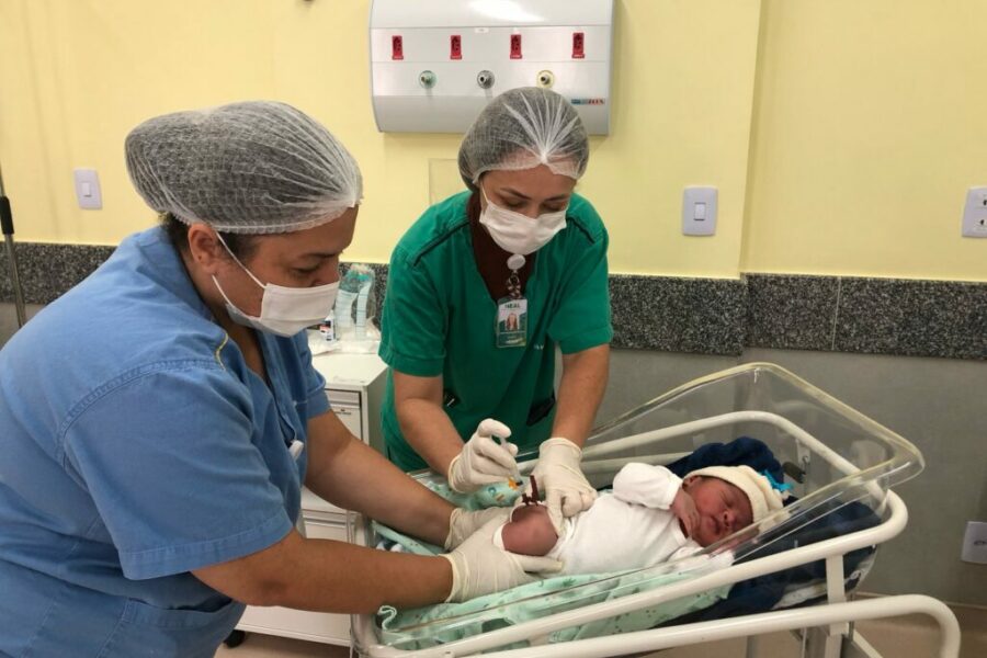 Hospital de Águas Lindas vacina recém-nascidos na maternidade
