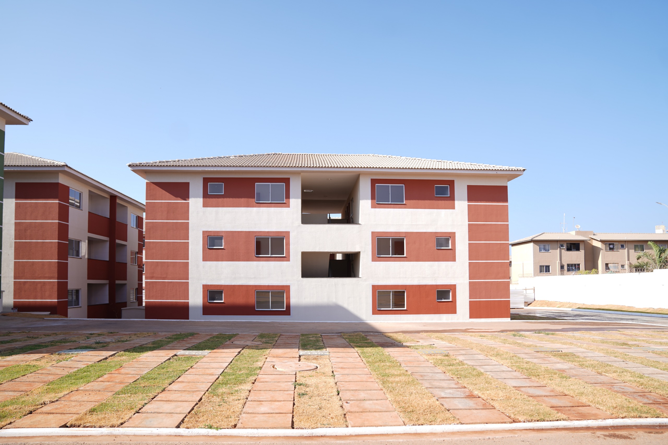 Agehab, Seinfra e Mcid entregam 540 apartamentos neste sábado
