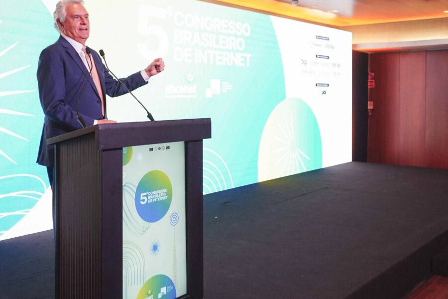Caiado defende regulação equilibrada de IA e destaca protagonismo de Goiás