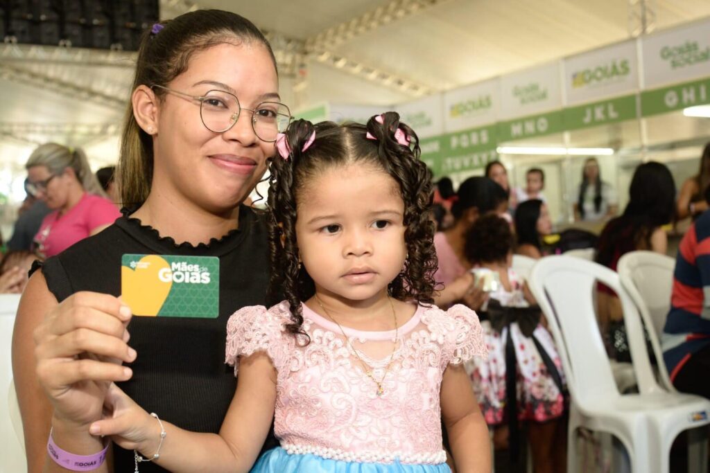 Seds entrega e troca cartões do Mães de Goiás e Dignidade em Goiânia