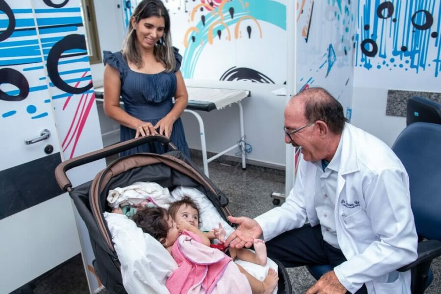 Gêmeas Kiraz e Aruna estão internadas para cirurgia de separação