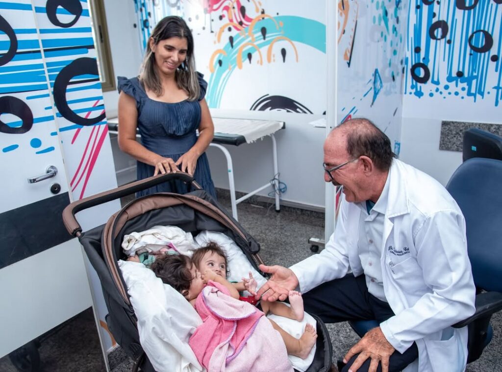 Gêmeas Kiraz e Aruna estão internadas para cirurgia de separação