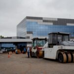 DJ Alok visita obras do Cora ao lado de Daniel Vilela e Gracinha