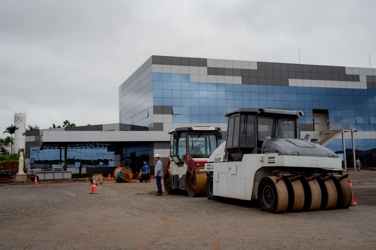 DJ Alok visita obras do Cora ao lado de Daniel Vilela e Gracinha