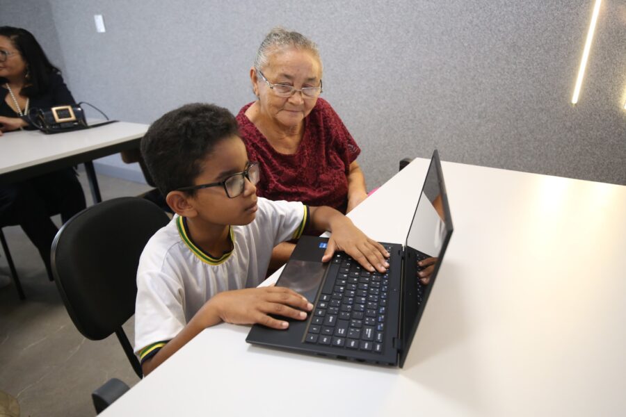 Governo entrega notebooks adaptados a estudantes com deficiência visual