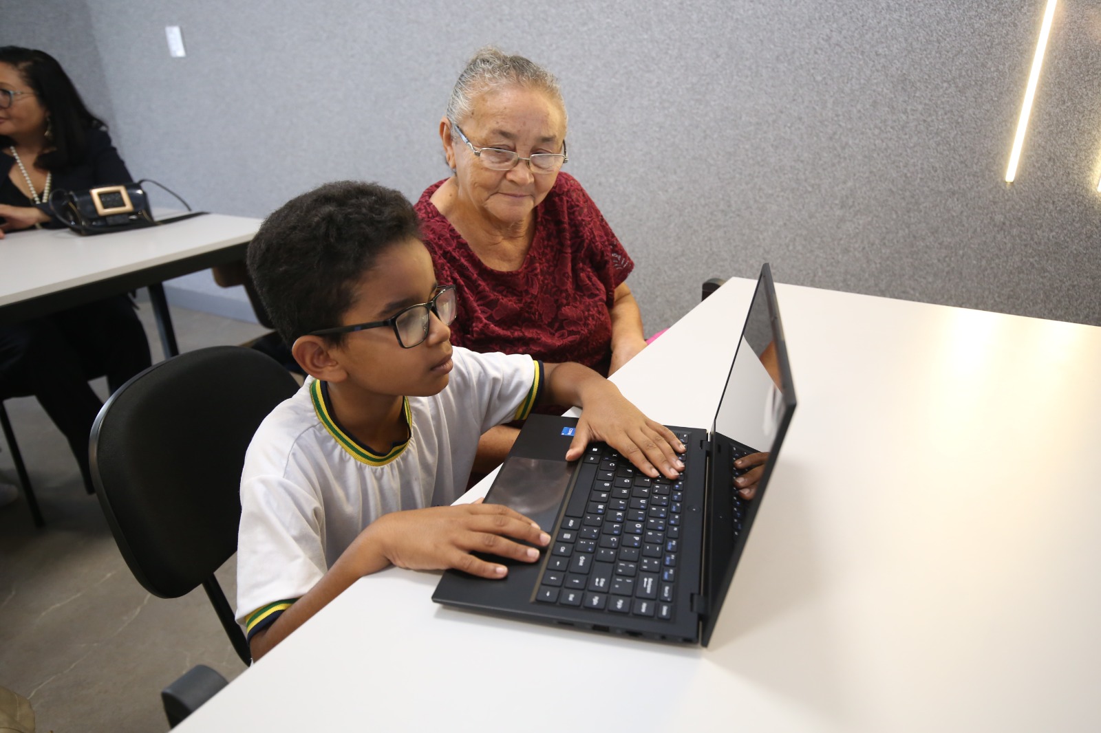 Governo entrega notebooks adaptados a estudantes com deficiência visual