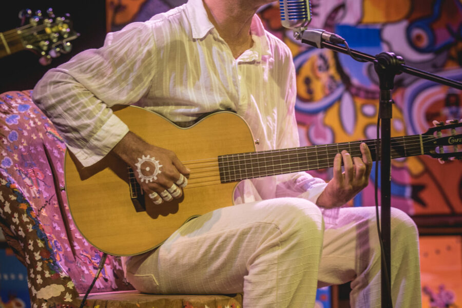 Cantor Dante Ventura faz show gratuito em Anápolis