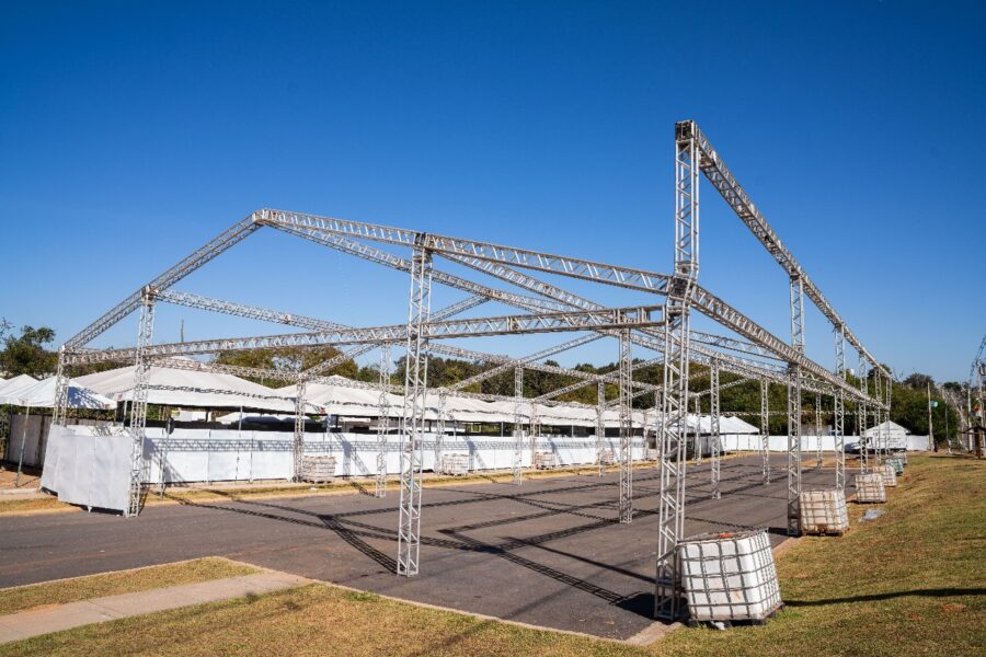 Goiás Social e OVG montam estrutura do Centro de Apoio ao Romeiro