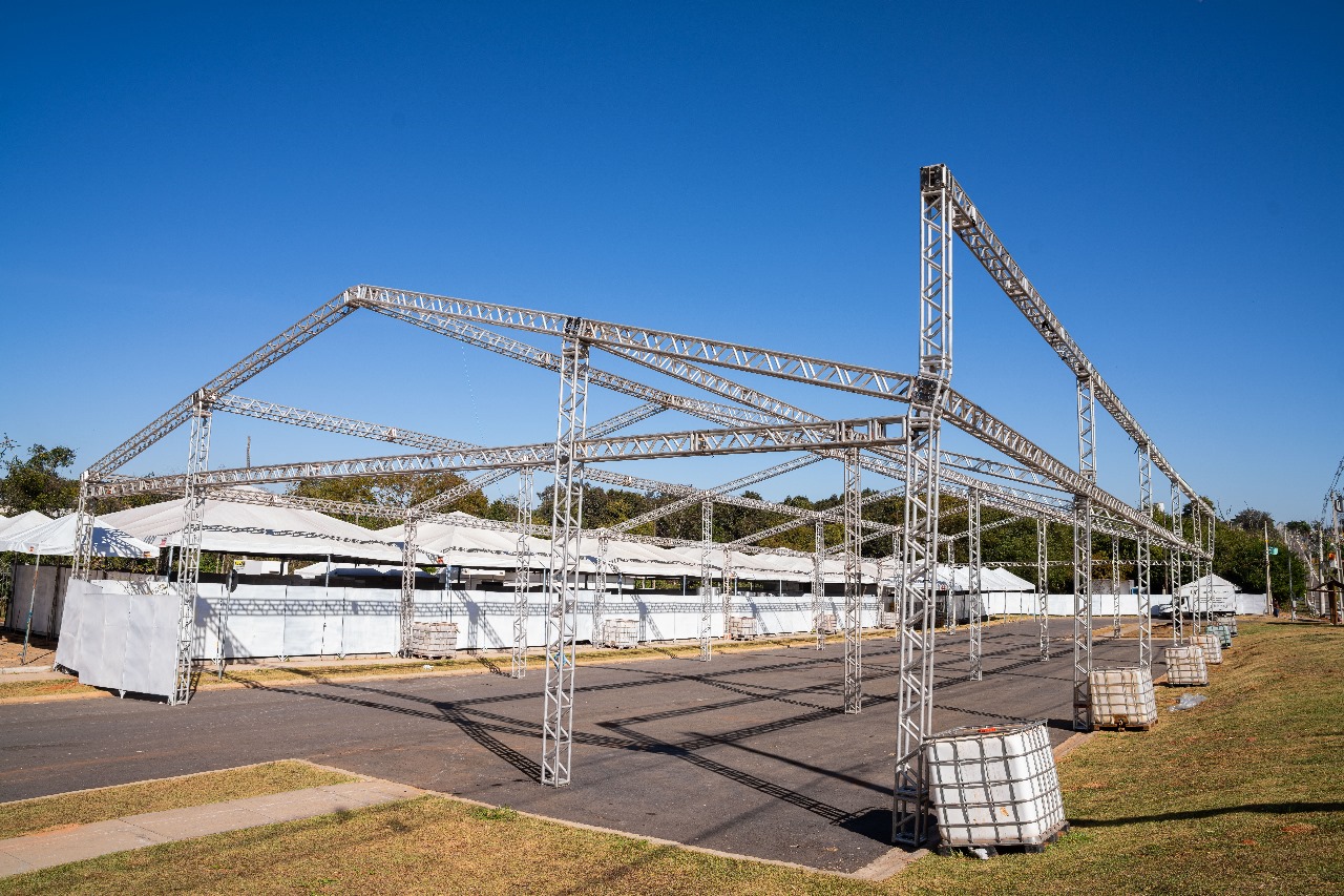 Goiás Social e OVG montam estrutura do Centro de Apoio ao Romeiro