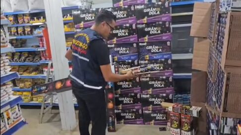Procon apreende fogos de artifício vendidos de forma irregular em supermercado