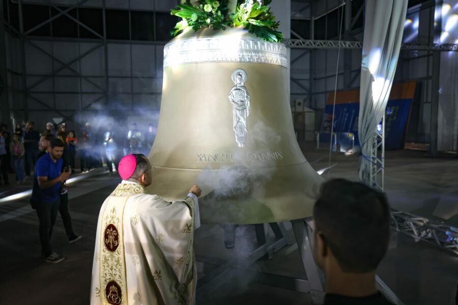 Caiado e Gracinha acompanham primeira badalada do Vox Patris, em Trindade