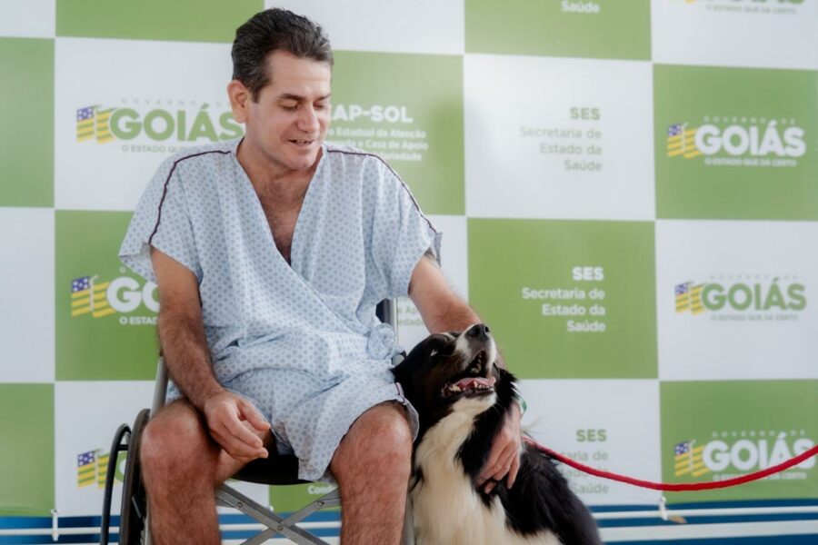Paciente se emociona ao receber visita de  cachorro de estimação no Ceap-Sol