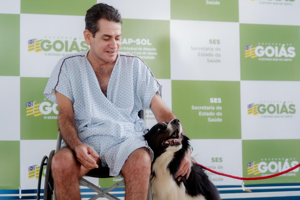 Paciente se emociona ao receber visita de  cachorro de estimação no Ceap-Sol