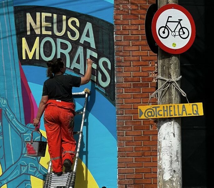 Artista oferece oficina de grafite para estudantes de escolas públicas